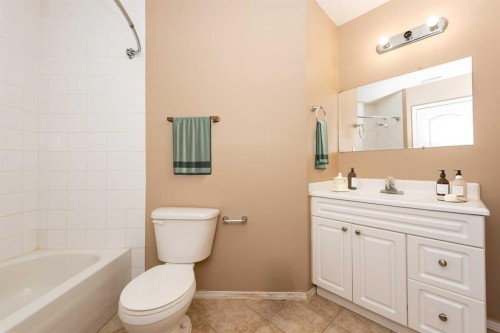 17 Royal Birkdale Crescent Nw, Calgary, AB - Indoor Photo Showing Bathroom