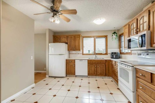 16 Ridgegate Way Sw, Airdrie, AB - Indoor Photo Showing Kitchen