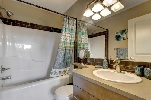 315 Aspen Hills Villas Sw, Calgary, AB - Indoor Photo Showing Bathroom