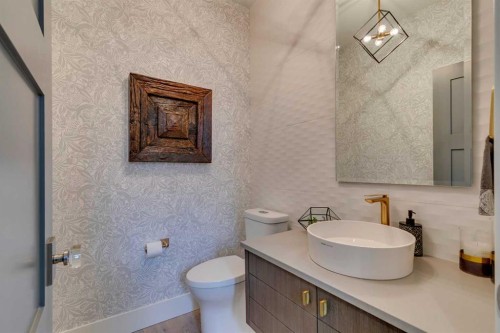 1827 22 Avenue Sw, Calgary, AB - Indoor Photo Showing Bathroom