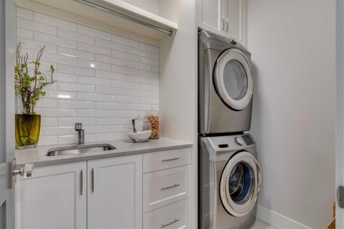 1827 22 Avenue Sw, Calgary, AB - Indoor Photo Showing Laundry Room