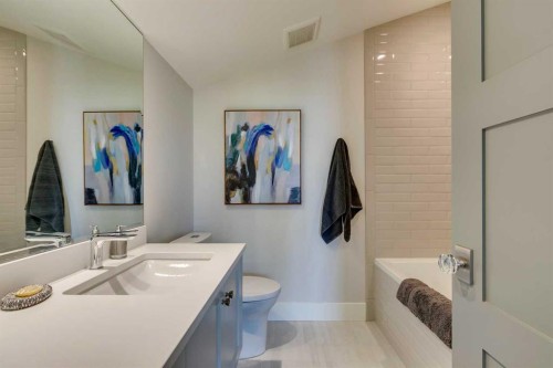 1827 22 Avenue Sw, Calgary, AB - Indoor Photo Showing Bathroom