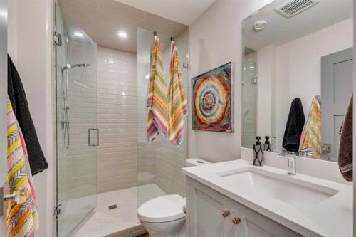 1827 22 Avenue Sw, Calgary, AB - Indoor Photo Showing Bathroom