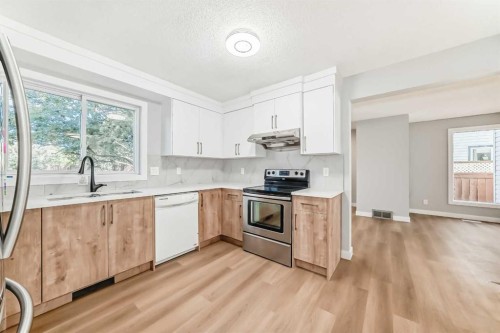 656 Woodbine Boulevard Sw, Calgary, AB - Indoor Photo Showing Kitchen