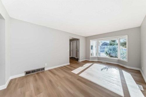 656 Woodbine Boulevard Sw, Calgary, AB - Indoor Photo Showing Other Room