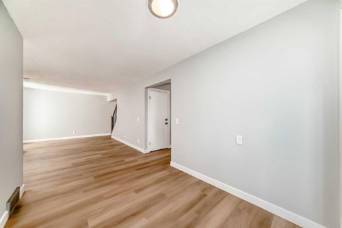 656 Woodbine Boulevard Sw, Calgary, AB - Indoor Photo Showing Other Room