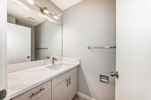 656 Woodbine Boulevard Sw, Calgary, AB - Indoor Photo Showing Bathroom