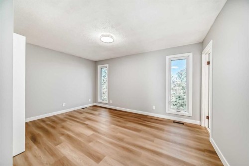 656 Woodbine Boulevard Sw, Calgary, AB - Indoor Photo Showing Other Room