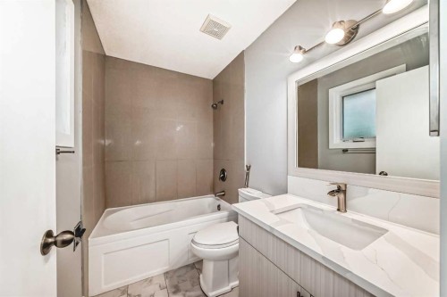 656 Woodbine Boulevard Sw, Calgary, AB - Indoor Photo Showing Bathroom