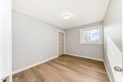 656 Woodbine Boulevard Sw, Calgary, AB - Indoor Photo Showing Other Room