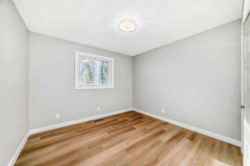 656 Woodbine Boulevard Sw, Calgary, AB - Indoor Photo Showing Other Room