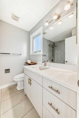 656 Woodbine Boulevard Sw, Calgary, AB - Indoor Photo Showing Bathroom