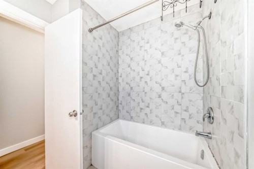 656 Woodbine Boulevard Sw, Calgary, AB - Indoor Photo Showing Bathroom