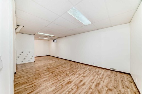 656 Woodbine Boulevard Sw, Calgary, AB - Indoor Photo Showing Other Room
