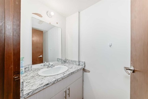 656 Woodbine Boulevard Sw, Calgary, AB - Indoor Photo Showing Bathroom