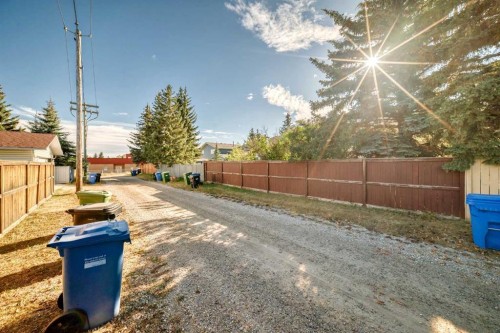 656 Woodbine Boulevard Sw, Calgary, AB - Outdoor