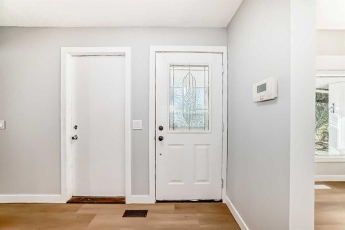 656 Woodbine Boulevard Sw, Calgary, AB - Indoor Photo Showing Other Room