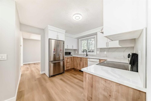 656 Woodbine Boulevard Sw, Calgary, AB - Indoor Photo Showing Kitchen