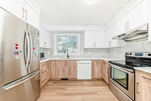 656 Woodbine Boulevard Sw, Calgary, AB - Indoor Photo Showing Kitchen
