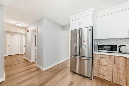 656 Woodbine Boulevard Sw, Calgary, AB - Indoor Photo Showing Kitchen