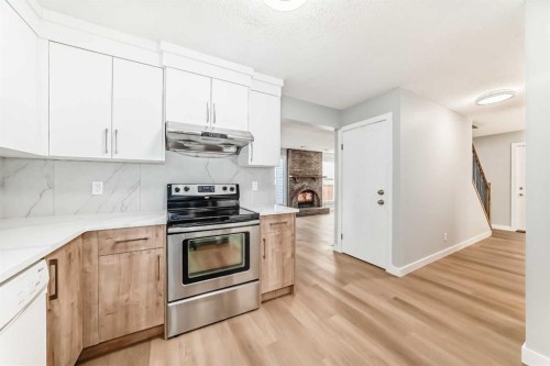 656 Woodbine Boulevard Sw, Calgary, AB - Indoor Photo Showing Kitchen