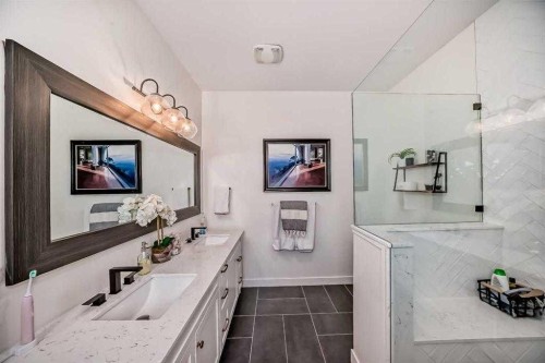 3002 18 Street Sw, Calgary, AB - Indoor Photo Showing Bathroom