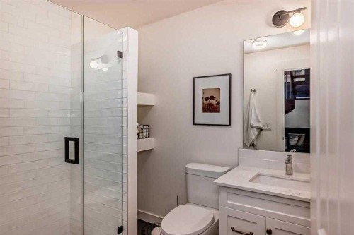 3002 18 Street Sw, Calgary, AB - Indoor Photo Showing Bathroom