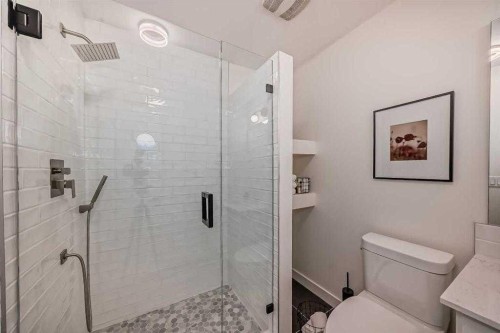 3002 18 Street Sw, Calgary, AB - Indoor Photo Showing Bathroom