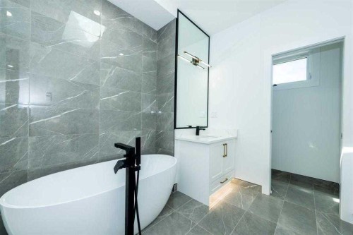 105 Hartford Road Nw, Calgary, AB - Indoor Photo Showing Bathroom