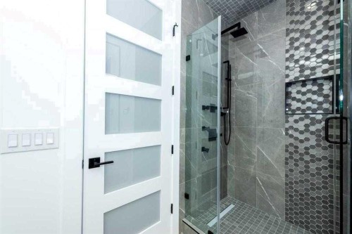 105 Hartford Road Nw, Calgary, AB - Indoor Photo Showing Bathroom