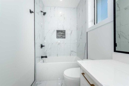 105 Hartford Road Nw, Calgary, AB - Indoor Photo Showing Bathroom