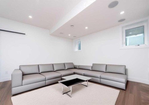 105 Hartford Road Nw, Calgary, AB - Indoor Photo Showing Living Room