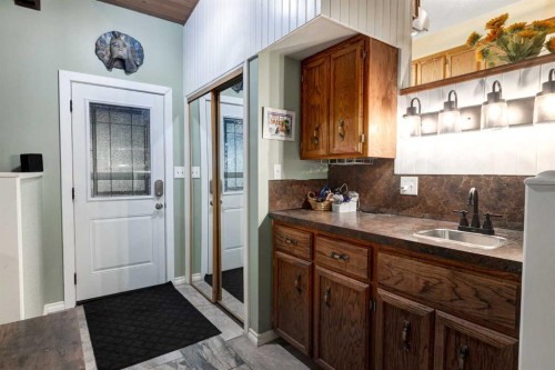 220 Oakridge Place Sw, Calgary, AB - Indoor Photo Showing Kitchen