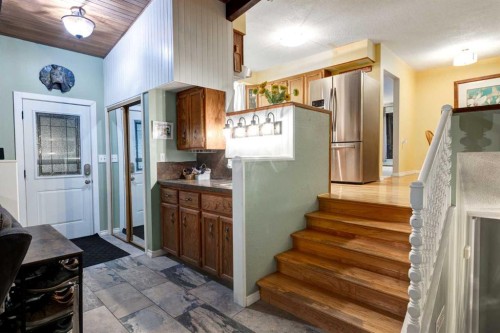 220 Oakridge Place Sw, Calgary, AB - Indoor Photo Showing Kitchen
