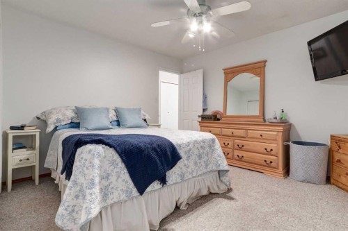 220 Oakridge Place Sw, Calgary, AB - Indoor Photo Showing Bedroom