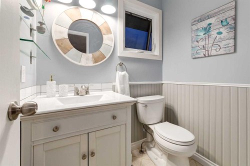 220 Oakridge Place Sw, Calgary, AB - Indoor Photo Showing Bathroom