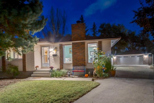 220 Oakridge Place Sw, Calgary, AB - Outdoor With Facade
