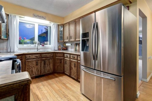 220 Oakridge Place Sw, Calgary, AB - Indoor Photo Showing Kitchen