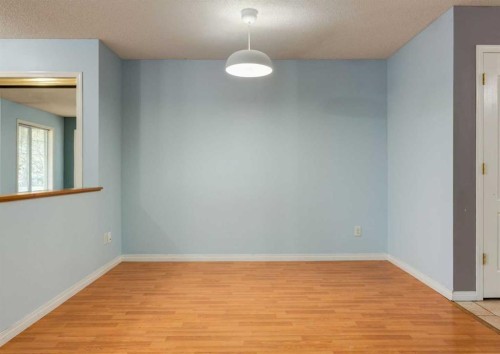 141 28 Avenue Ne, Calgary, AB - Indoor Photo Showing Other Room