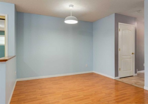 141 28 Avenue Ne, Calgary, AB - Indoor Photo Showing Other Room