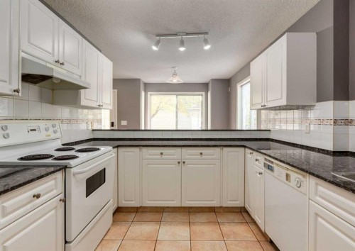 141 28 Avenue Ne, Calgary, AB - Indoor Photo Showing Kitchen