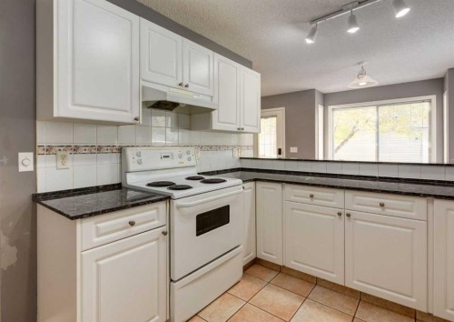 141 28 Avenue Ne, Calgary, AB - Indoor Photo Showing Kitchen