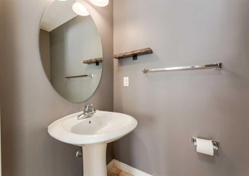 141 28 Avenue Ne, Calgary, AB - Indoor Photo Showing Bathroom
