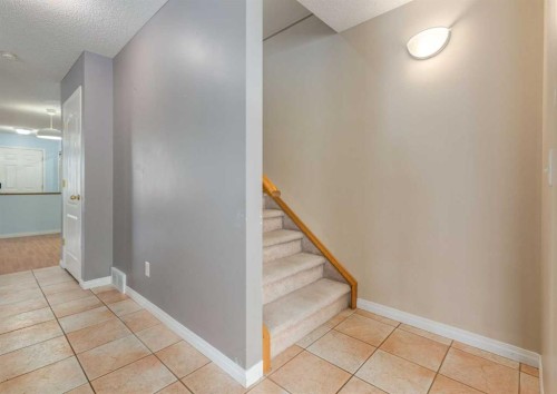 141 28 Avenue Ne, Calgary, AB - Indoor Photo Showing Other Room
