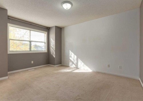141 28 Avenue Ne, Calgary, AB - Indoor Photo Showing Other Room