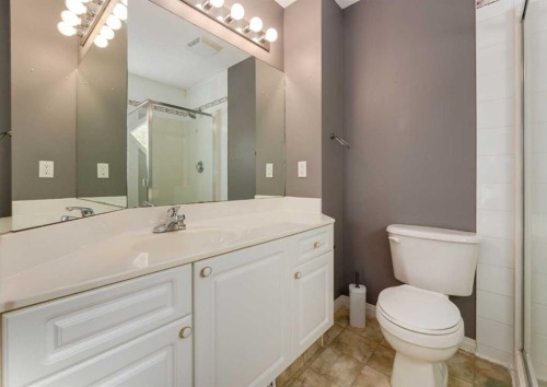 141 28 Avenue Ne, Calgary, AB - Indoor Photo Showing Bathroom