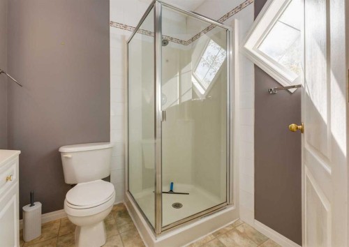 141 28 Avenue Ne, Calgary, AB - Indoor Photo Showing Bathroom