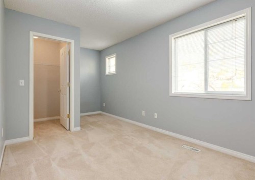 141 28 Avenue Ne, Calgary, AB - Indoor Photo Showing Other Room