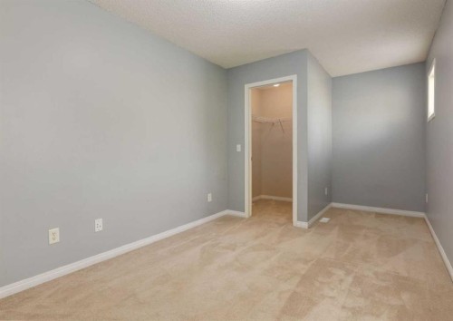 141 28 Avenue Ne, Calgary, AB - Indoor Photo Showing Other Room