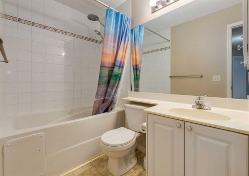 141 28 Avenue Ne, Calgary, AB - Indoor Photo Showing Bathroom